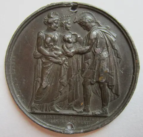 Médaillon évoquant le départ de Napoléon.