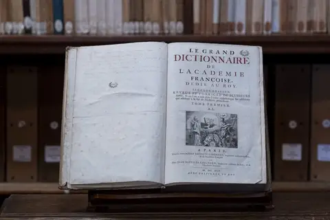 Livre de la Bibliothèque ouvert, La salle de lecture est ouverte à partir du 3 décembre