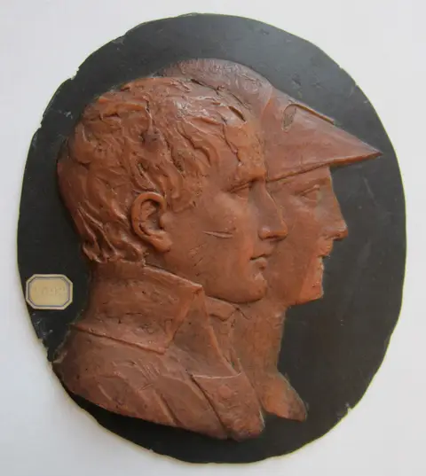 Médaillon à l'effigie de Bonaparte et de Minerve en buste